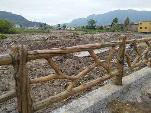 重庆永川县水泥仿木栏杆，手工仿树枝护栏，仿木树桩栏杆厂家