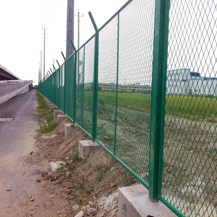 中久厂家角铁钢板网护栏菱形孔焊接护栏网粗丝钢网围墙护栏