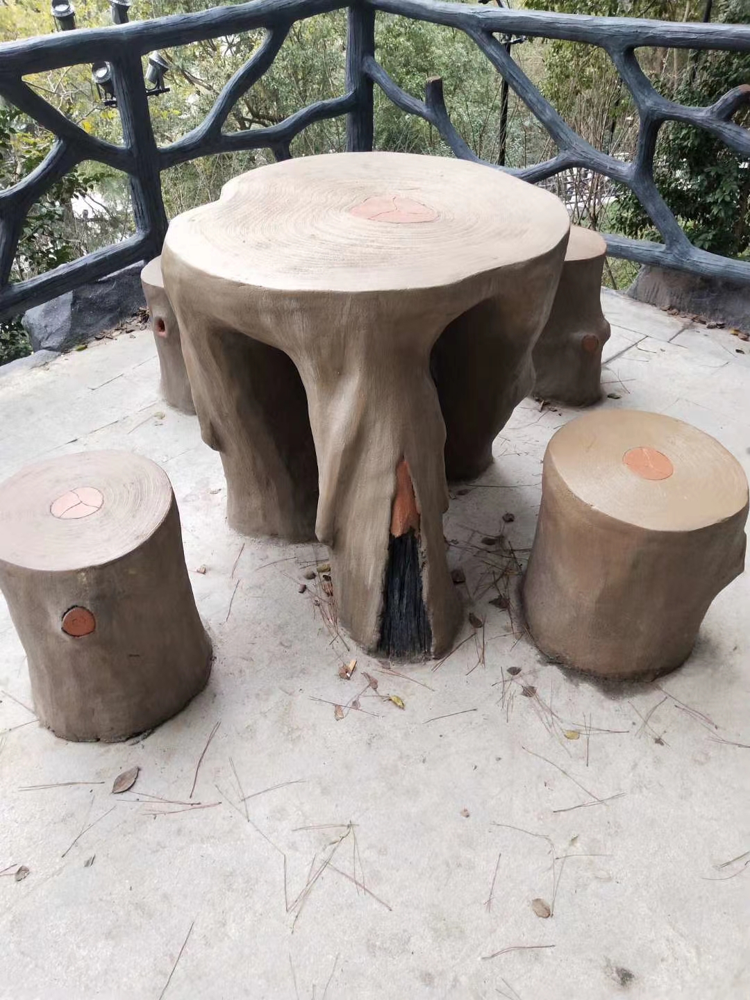 公园景观仿树桩桌子，仿木纹坐凳，混凝土仿树根板凳，内江自贡混凝土仿木仿石栏杆厂家