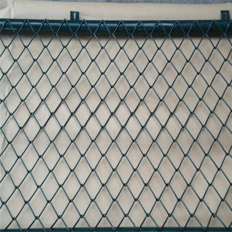 河南郑州操场 篮球场围网 楼顶钢丝隔离栅 墨绿色体育场护网定制