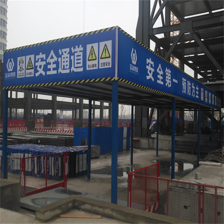常规安全通道立杆纵距不应*过 1200,防护棚悬挑尺寸为 300～500,双层