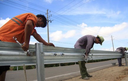 丽江公路用镀锌波形护栏多少钱一米