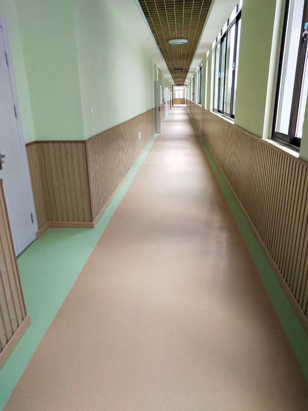 医院用PVC通透塑胶地板厂家 PVC同质透心地板