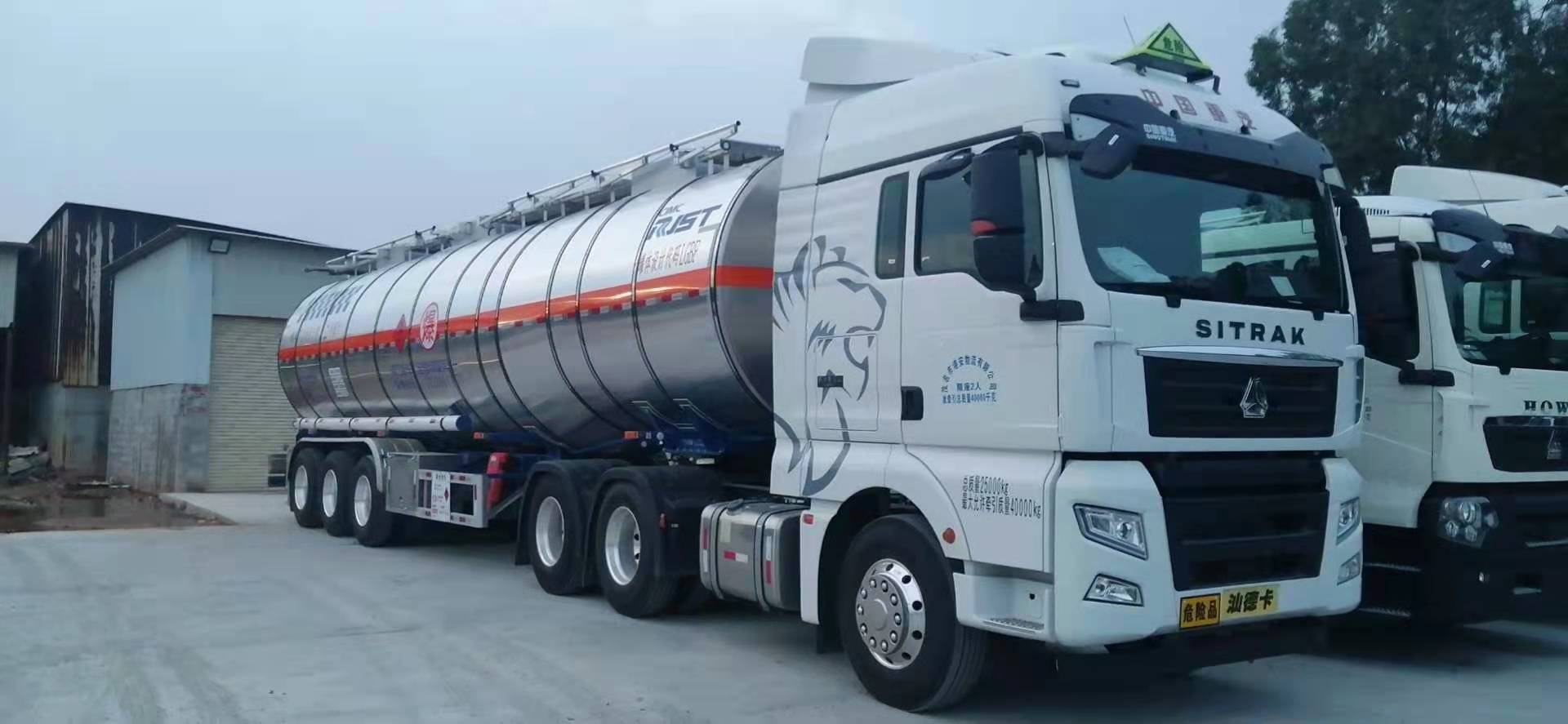 建筑化工减水剂槽罐车运输配送