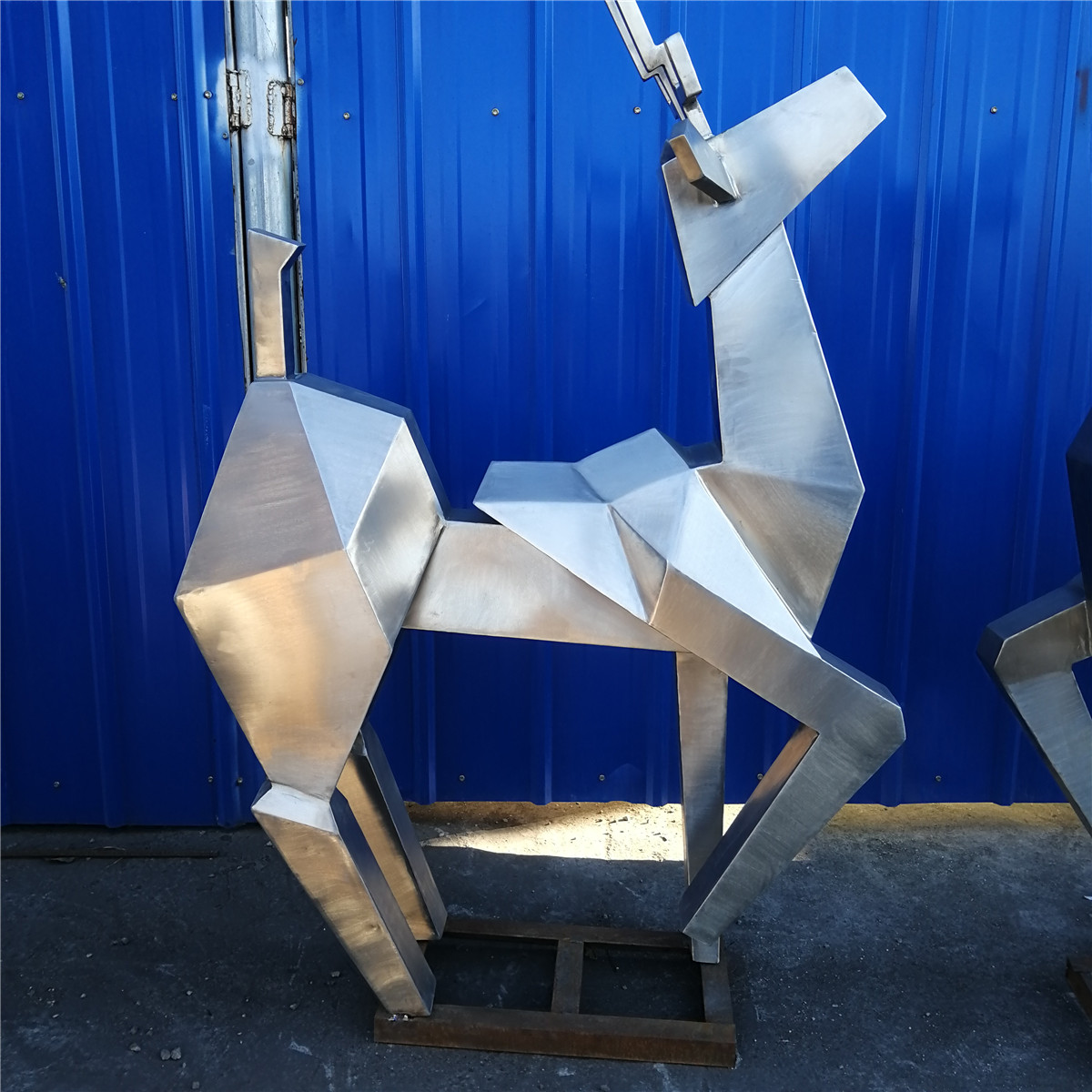切面长颈鹿雕塑 块面动物雕塑 生产厂家