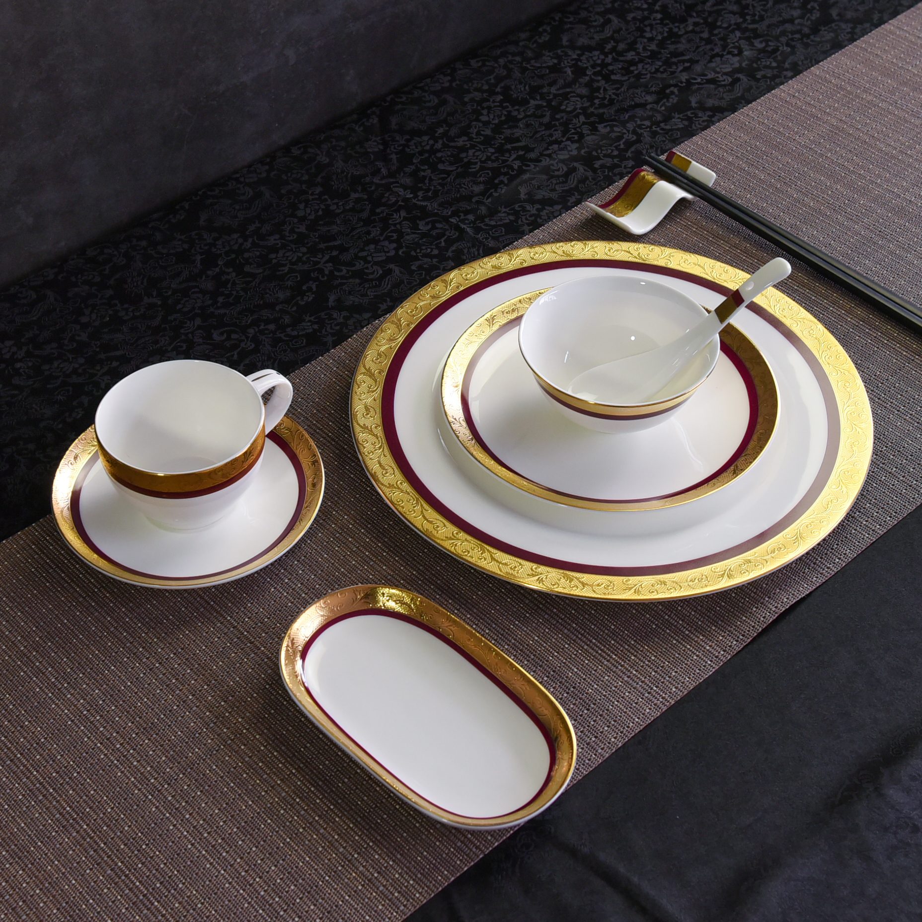 唯奥陶瓷批发唐山骨瓷碗盘碟勺套装定制中西式餐厅全套浮雕金餐具