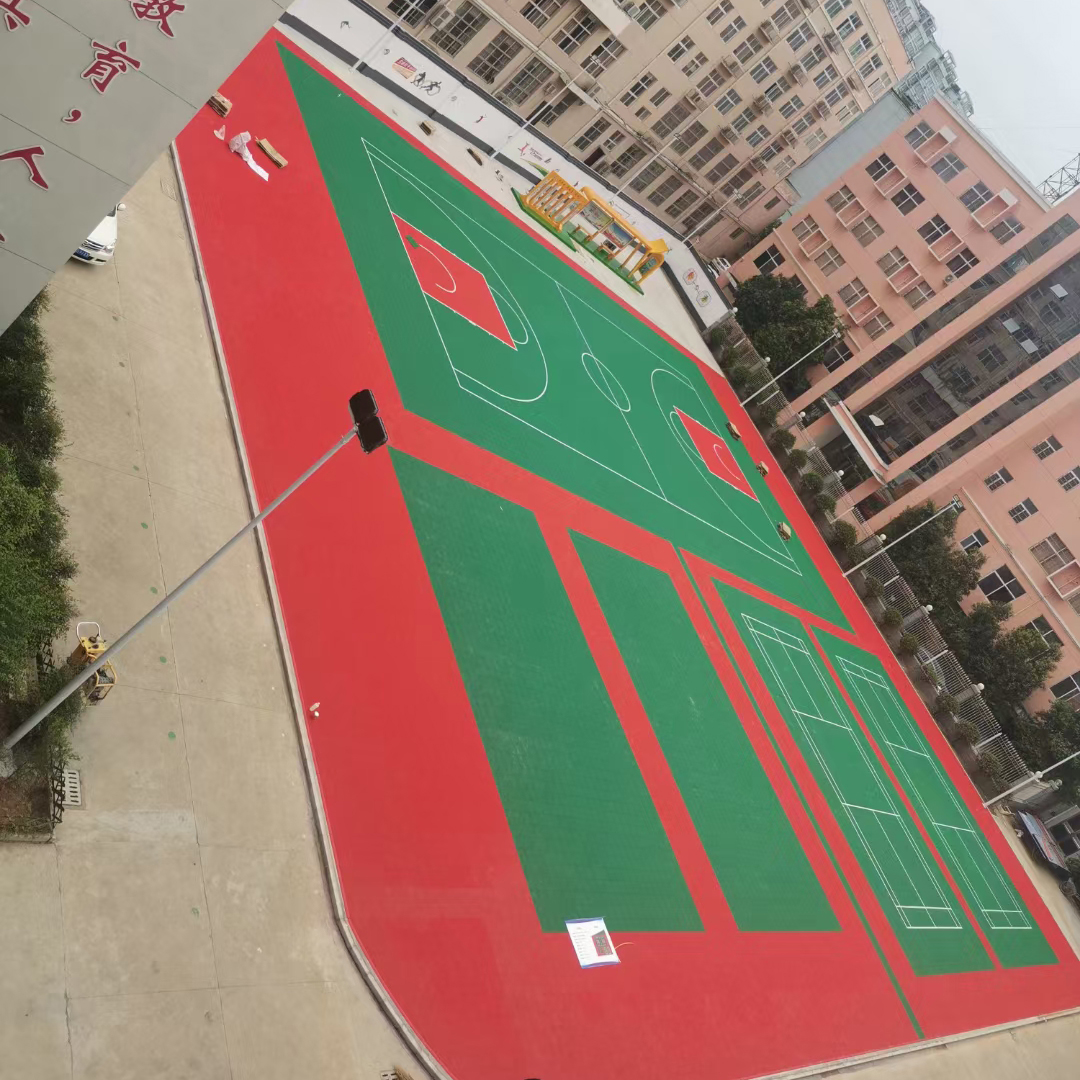 篮球场幼儿园悬浮地板学校工程塑胶地垫跑道拼接地板厂家