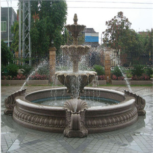 立在广场上的雕塑喷泉