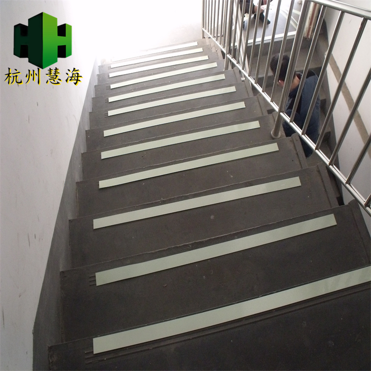 夜光楼梯台阶防滑条 发光铝板楼梯踏步防滑条