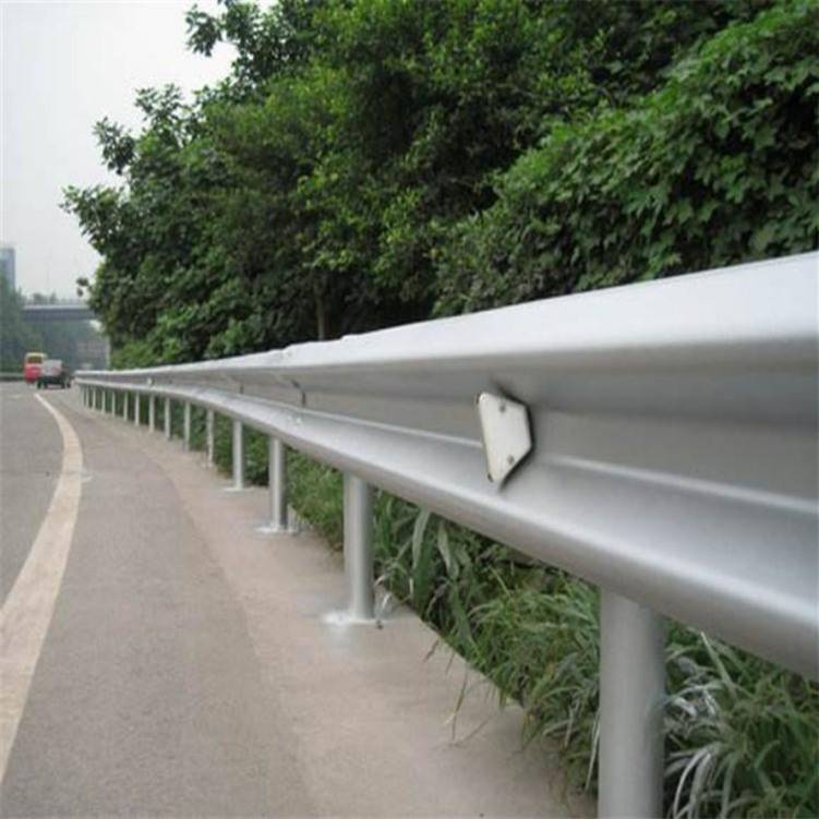 钦州市波形护栏安装公路安全波形防护栏批发销售