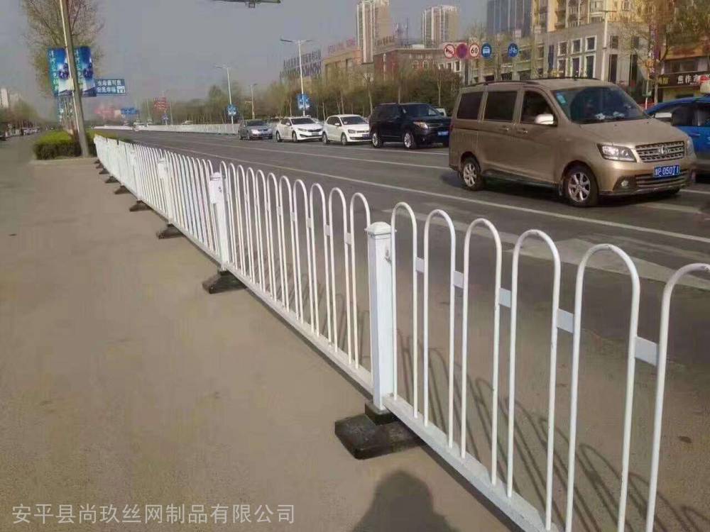 场地防护栏杆 > 尚玖人行道隔离护栏 城市道路隔离护栏 城市护栏 u型