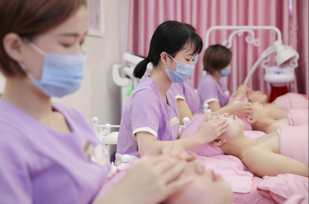 韩后美容培训学校|学美容有前途吗？美容师工资有多高？