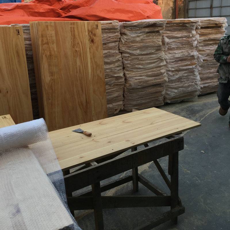 松木原木定制：学校双人课桌台面板，新西兰松大画桌板，加工