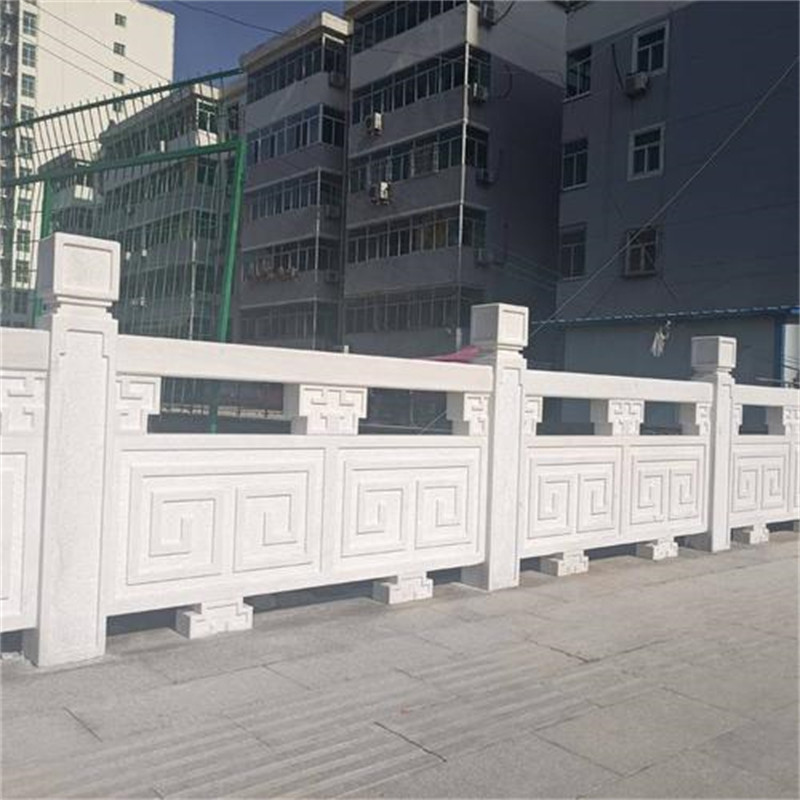 重慶市隔離帶防撞欄 景觀仿石護欄 河道鑄造石仿木欄桿廠家