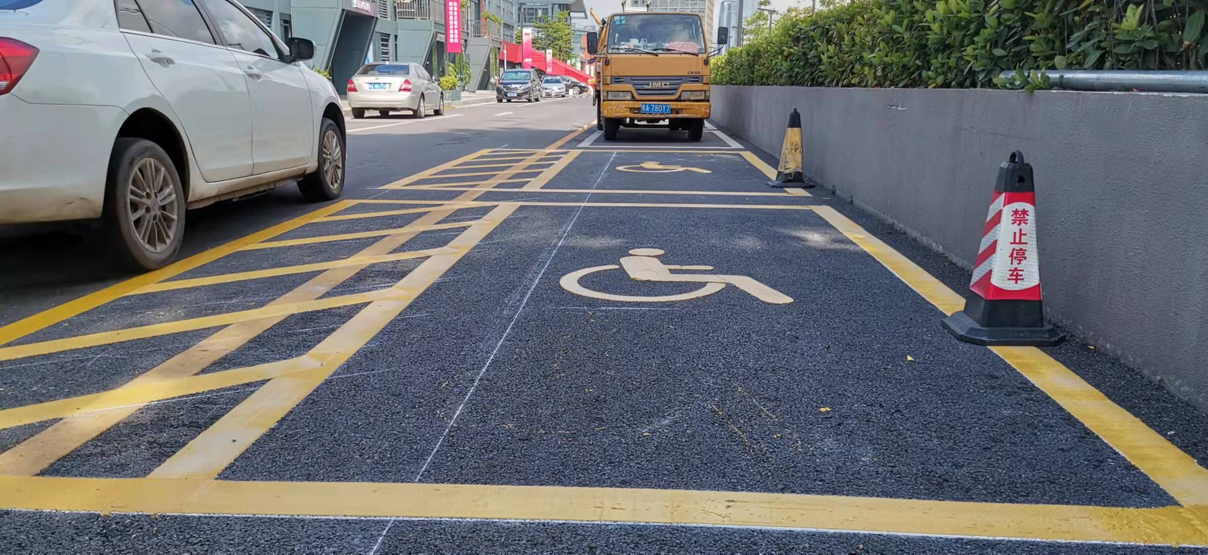 广州小区街道停车位旧标线改造，旧线清除，重划新线