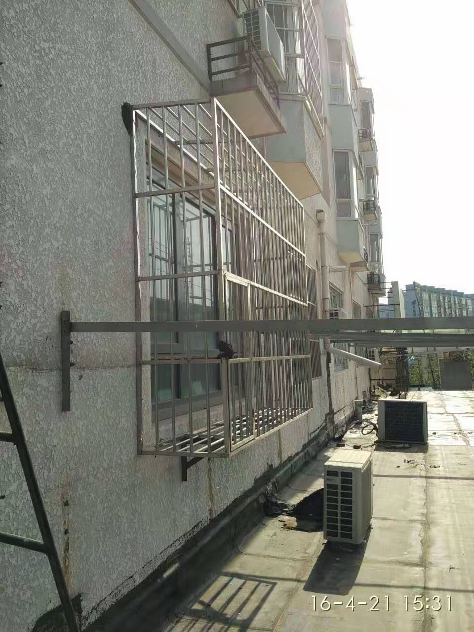 北京顺义安装防盗门石园安装防护栏护网
