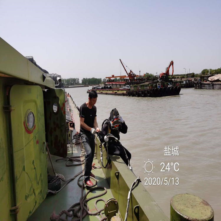 潜水员在进行水下打捞作业时 江苏恒隆水下工程有限公司