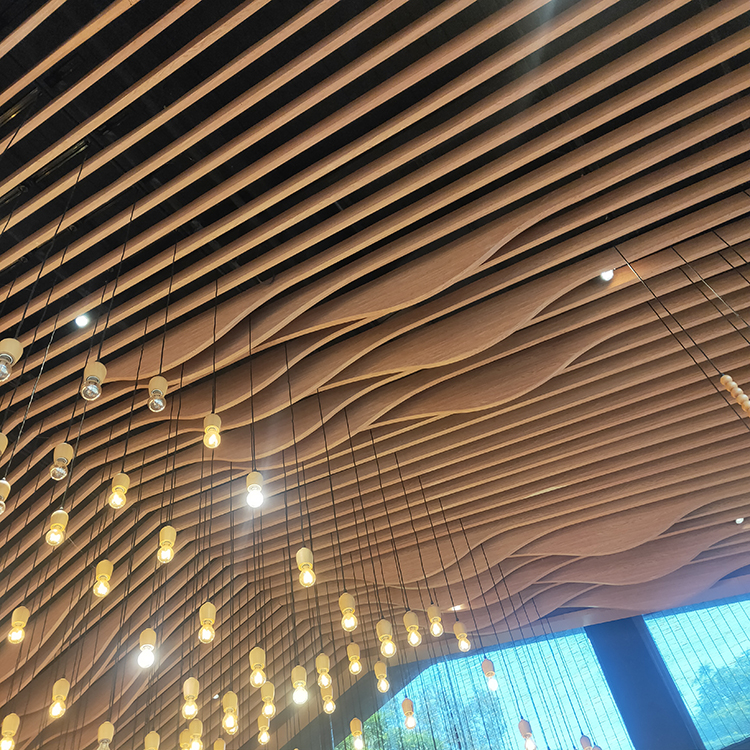 餐厅造型天花吊顶木纹铝方通弧形铝格栅