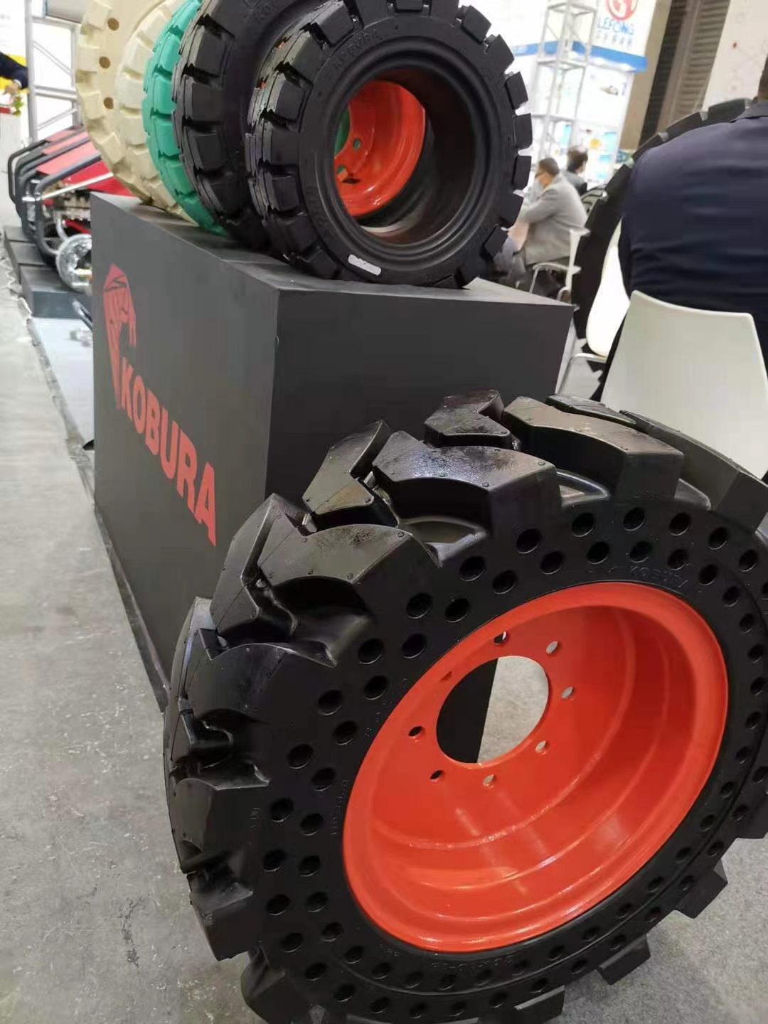 科博拉滑移装载机实心轮胎