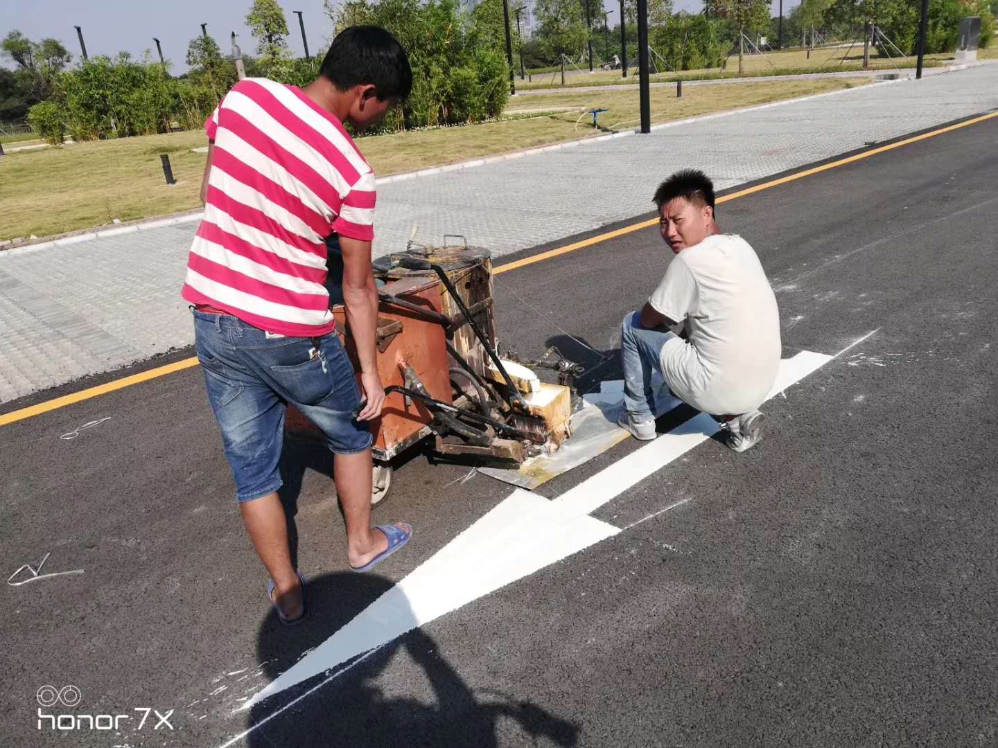 广州纬邺公司承接小区道路标线 停车位规划 地下停车场施工 标志牌安装