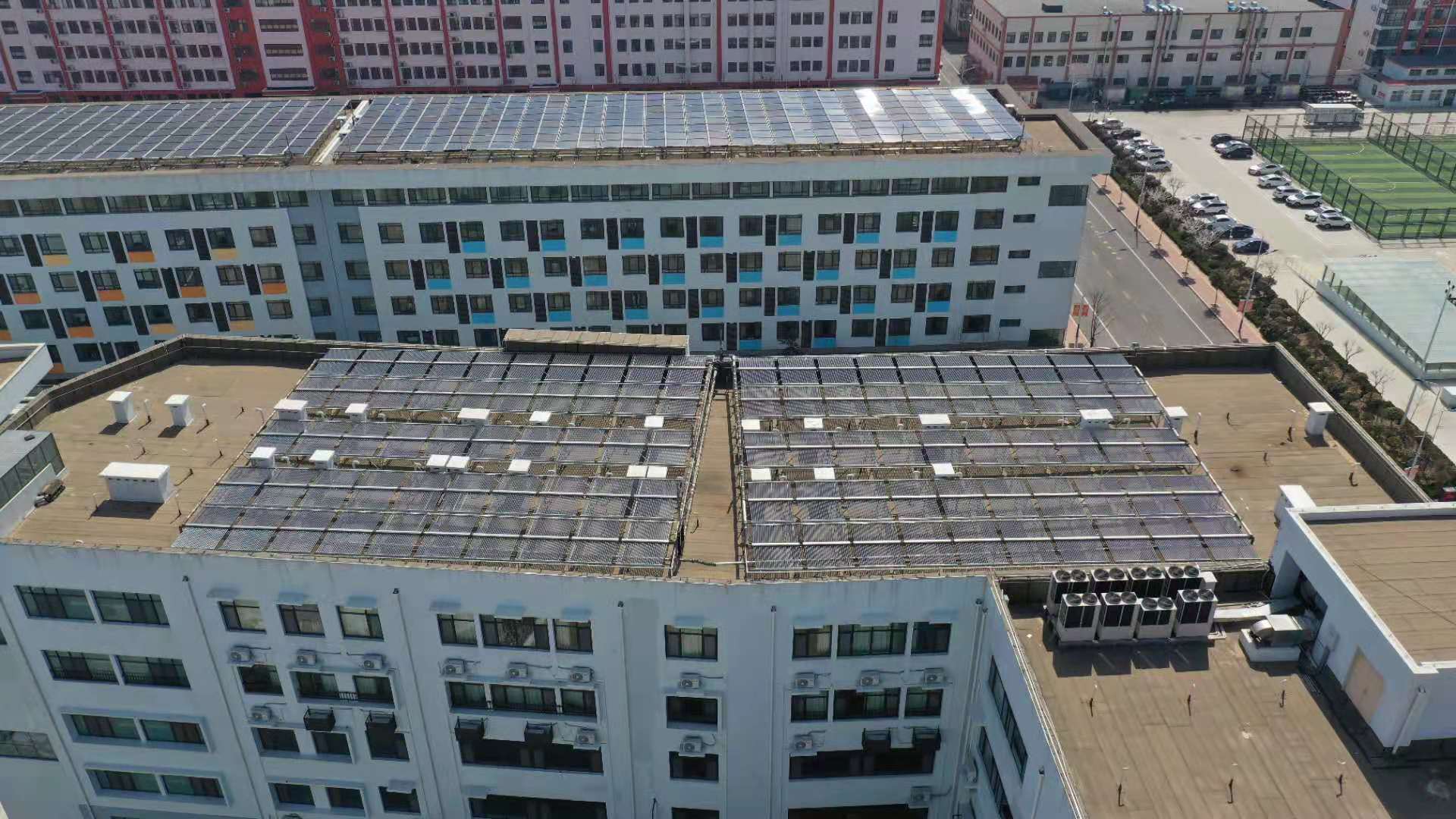 青岛即墨学校学生宿舍洗浴太阳能热水工程取代锅炉