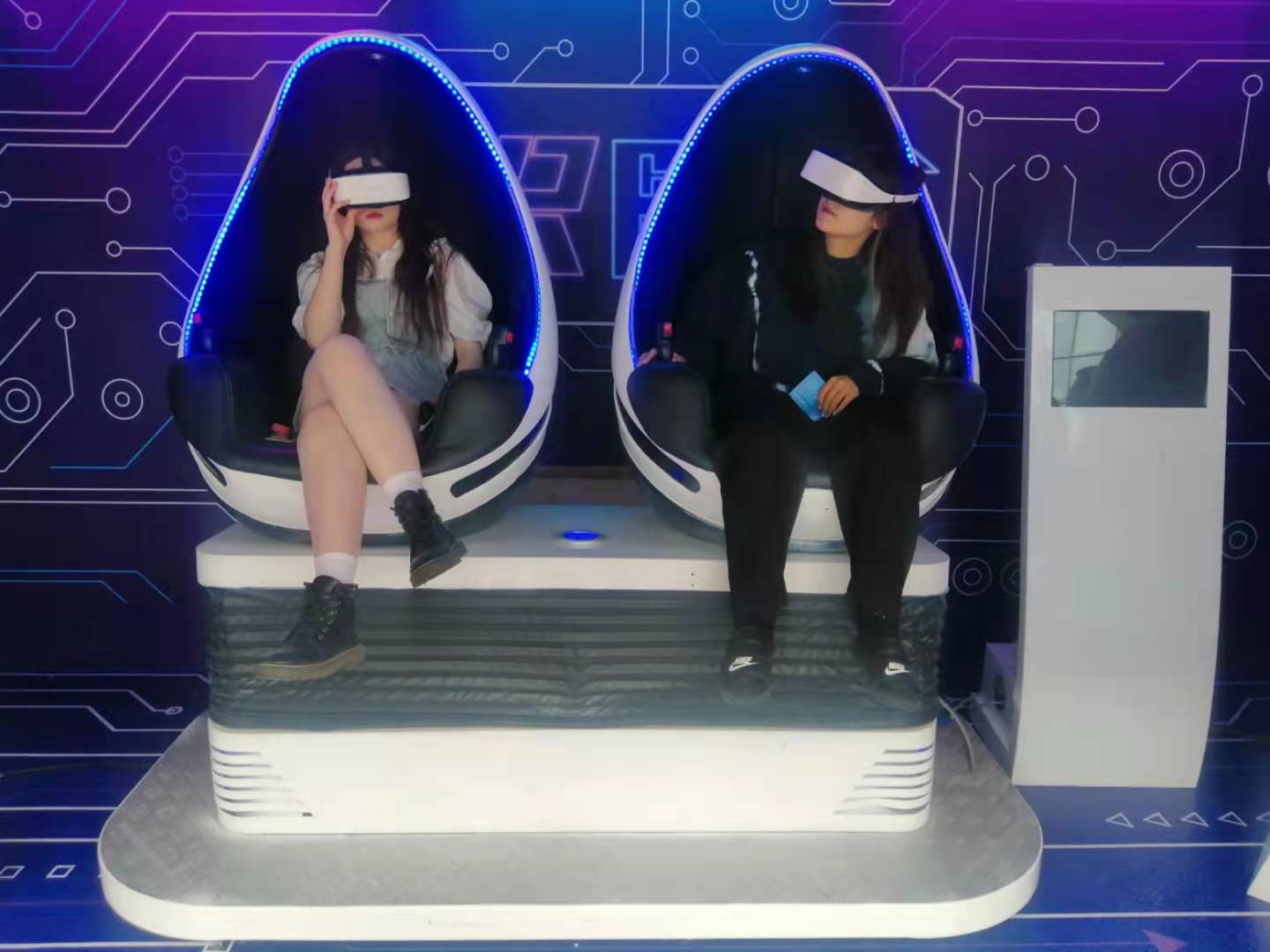 成都VR游戏机出租租赁 VR滑雪 VR飞机VR赛车 VR天地行出租
