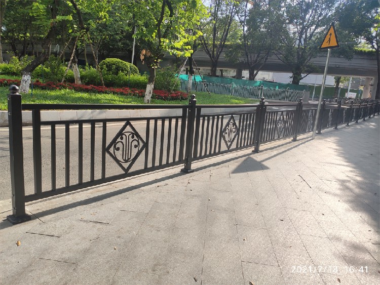 广西柳州**人行道黑色镀锌栏杆,人行道防护栏杆