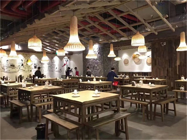 武汉M06川菜馆餐桌椅家具不一样的地方