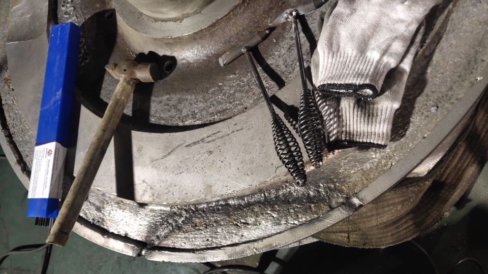 铸铁焊接遇到裂纹气孔问题分析及解决问题