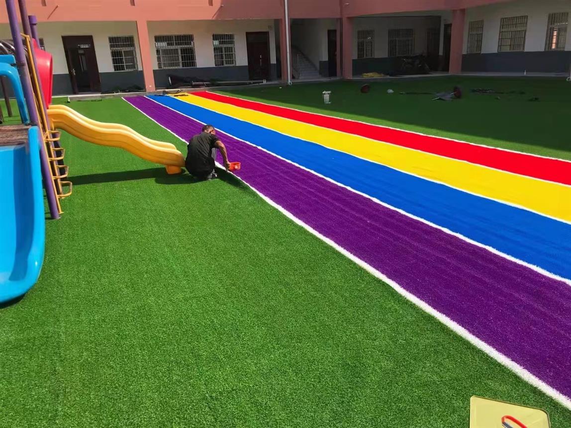 梧州幼儿园铺设草坪厂家批发|塑胶跑道材料