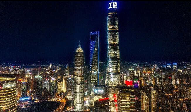 外滩上海中心大厦灯光秀广告代理发布，上海中心户外大屏广告代理