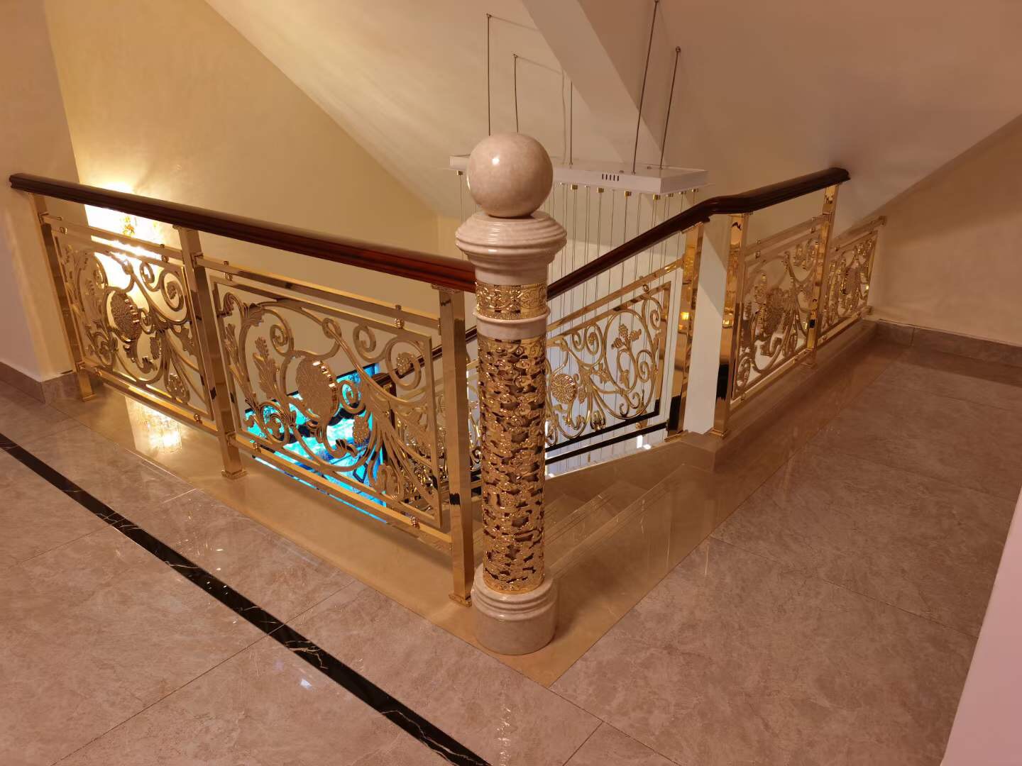 歐式輕奢別墅樓梯欄桿 室內現代鋁藝樓梯欄桿