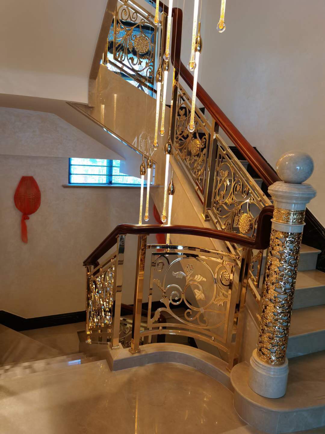 酒店铜板浮雕楼梯扶手 以创新求发展的理念经营