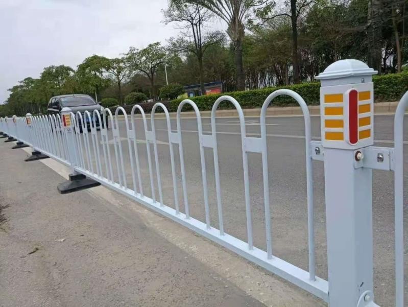 西安**道路护栏京式护栏交通设施隔离栏城市公路定制防撞护栏