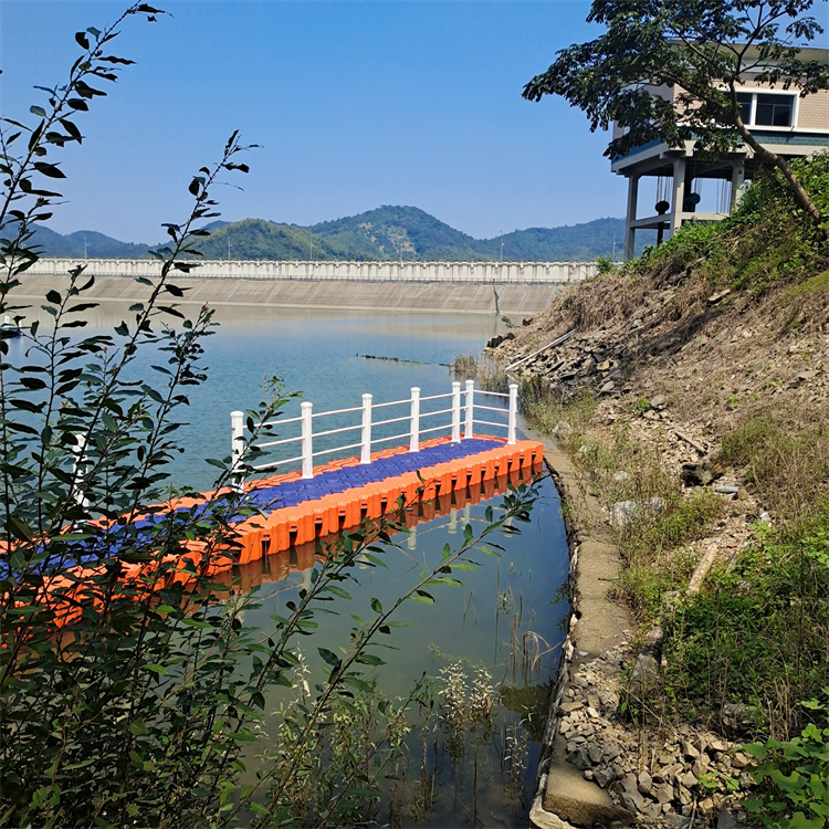 水上桥梁施工平台 塑料浮台水上浮桥可定制 塑料平台浮筒湖泊水上浮桥规格可定制