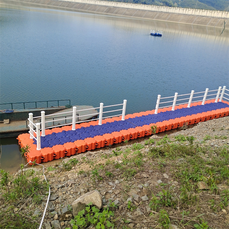 塑料平台浮筒湖泊水上浮桥规格可定制 塑料浮台水上浮桥可定制 水上浮筒平台