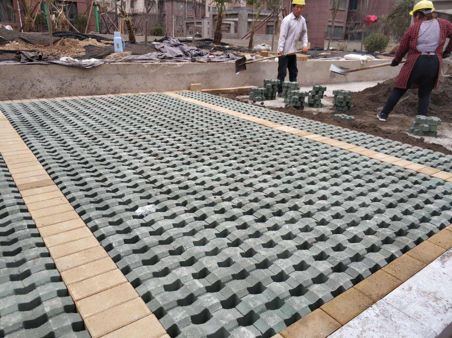 彩色渗水砖制砖机械生产的渗水砖铺设道路有什么优点的？