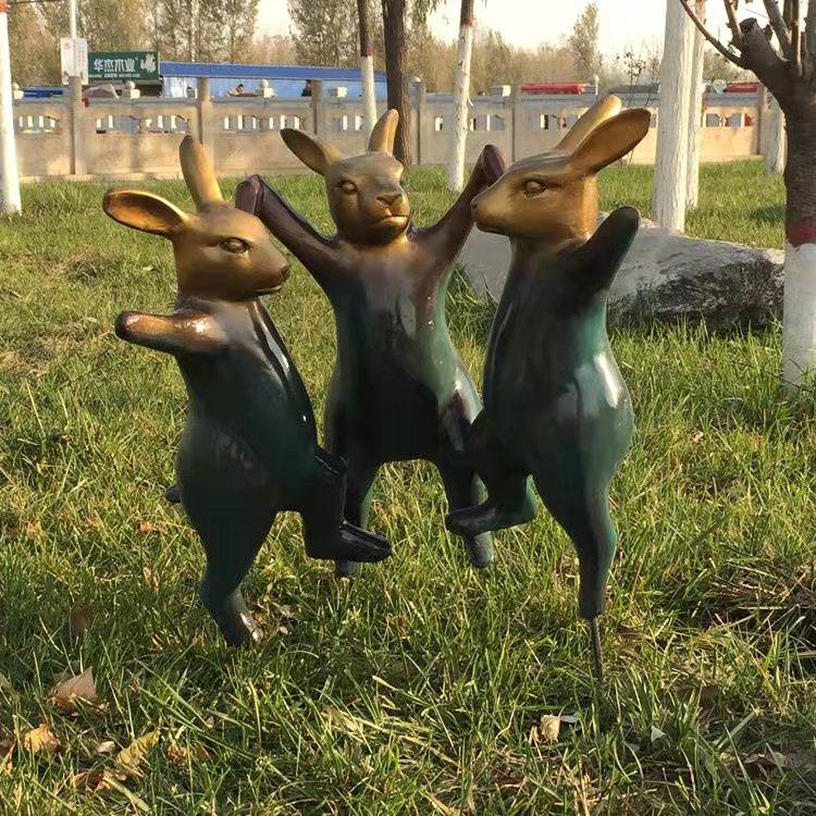 铸铜雕塑定制 玻璃钢动物兔子铜雕公园草坪庭院景观园林摆件