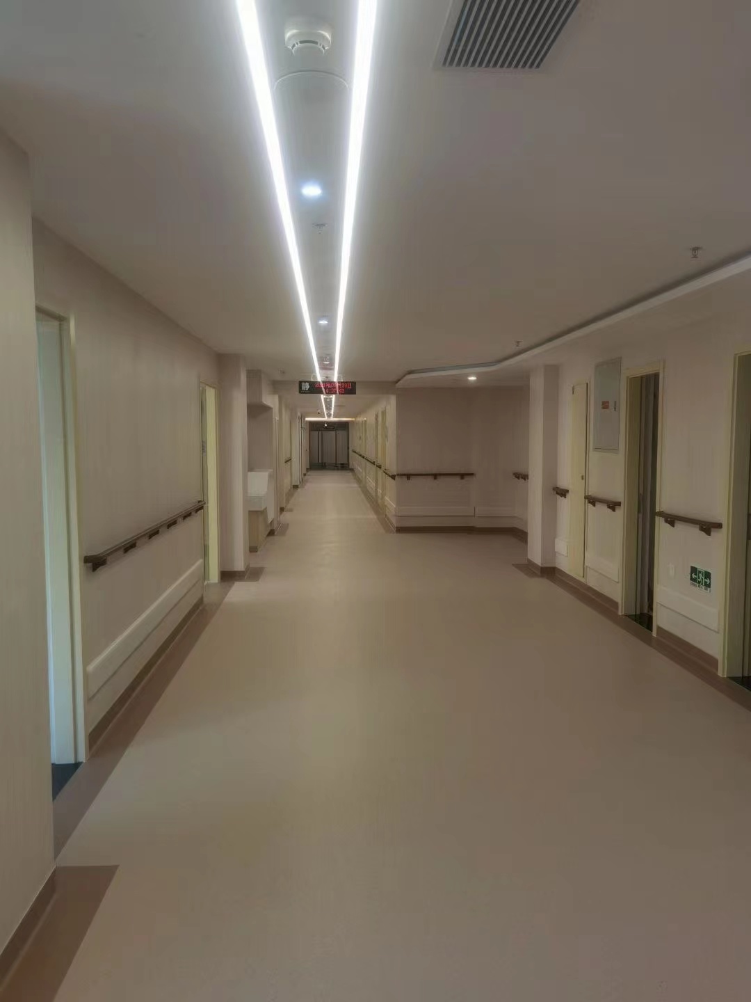 商用塑胶地板 PVC医院敬老院幼儿园商场用地板革 工程革