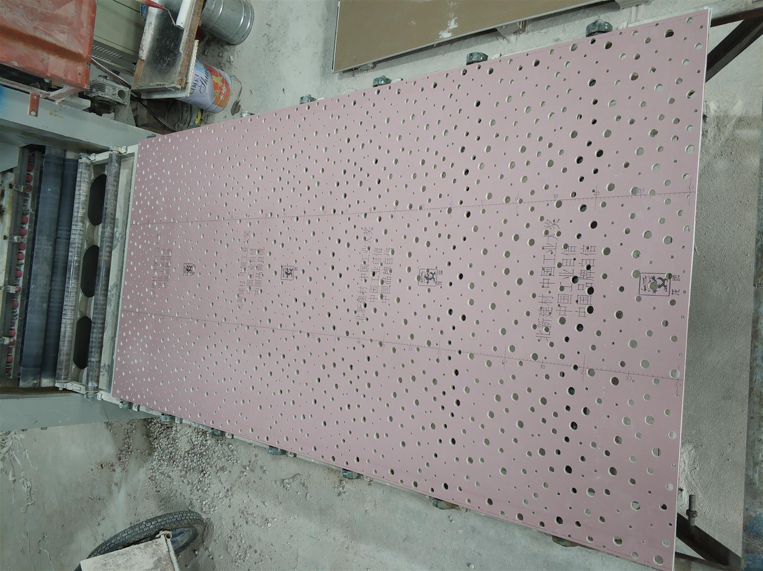 貼墻穿孔石膏板施工 穿孔石膏吸音板 使用壽命長