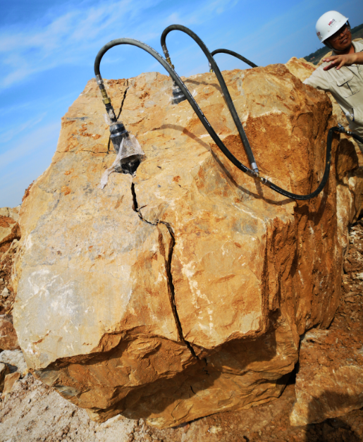 岩石胀裂 应用静态爆破施工，无声破碎剂对比水胀裂破岩设备 合泽水胀石开