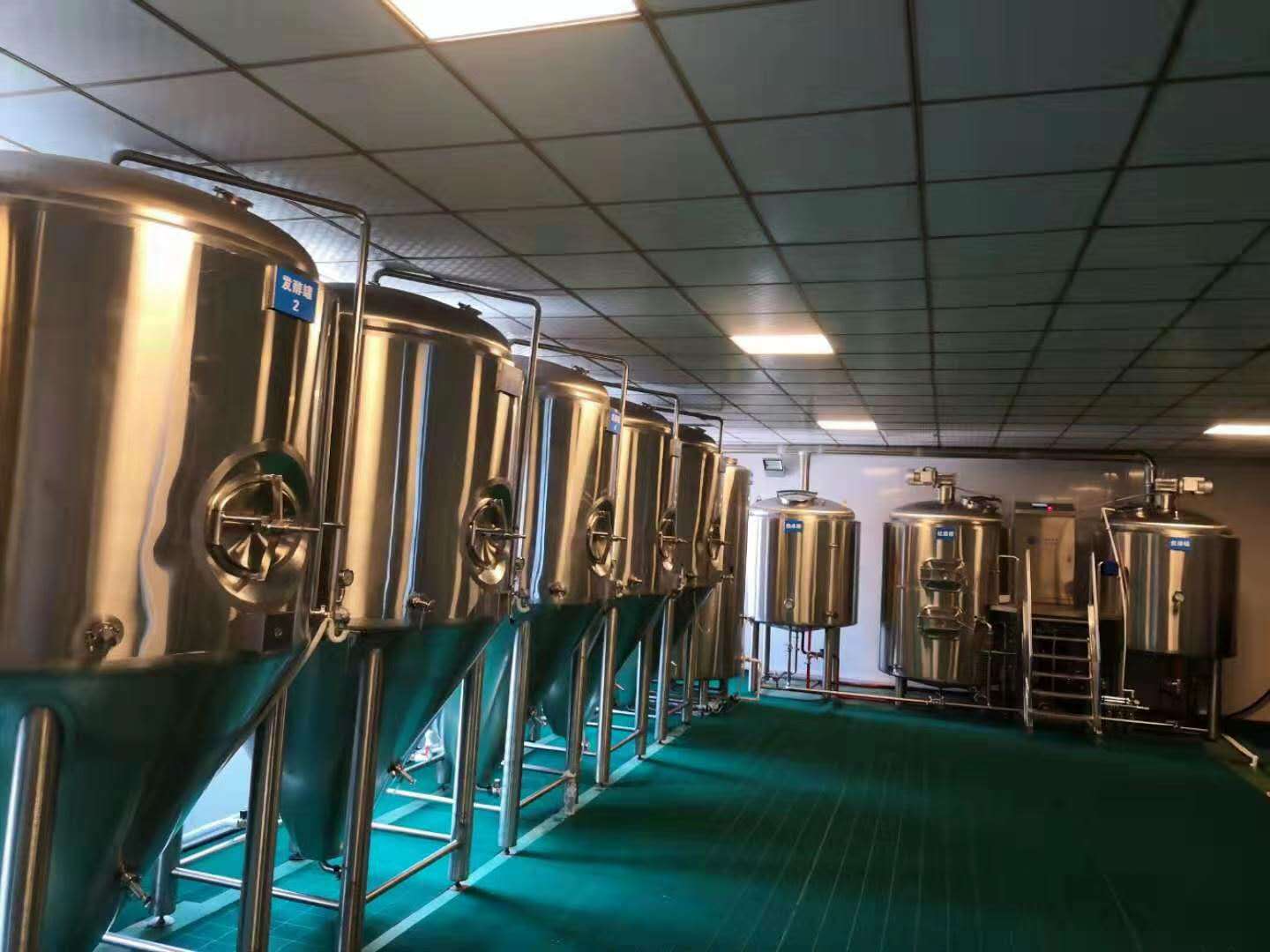 青岛啤酒广场啤酒设备 500升精酿啤酒设备 提供设备培训