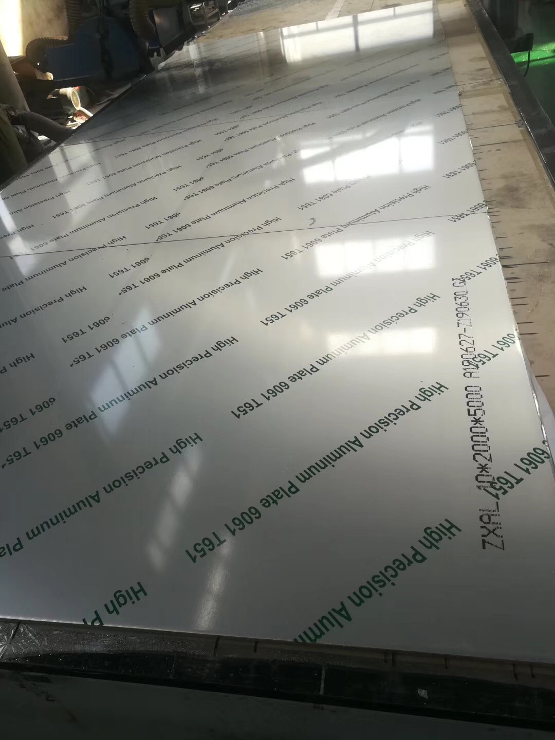 镜面铝板 5052H32镜面铝板折射率89% 反光铝板