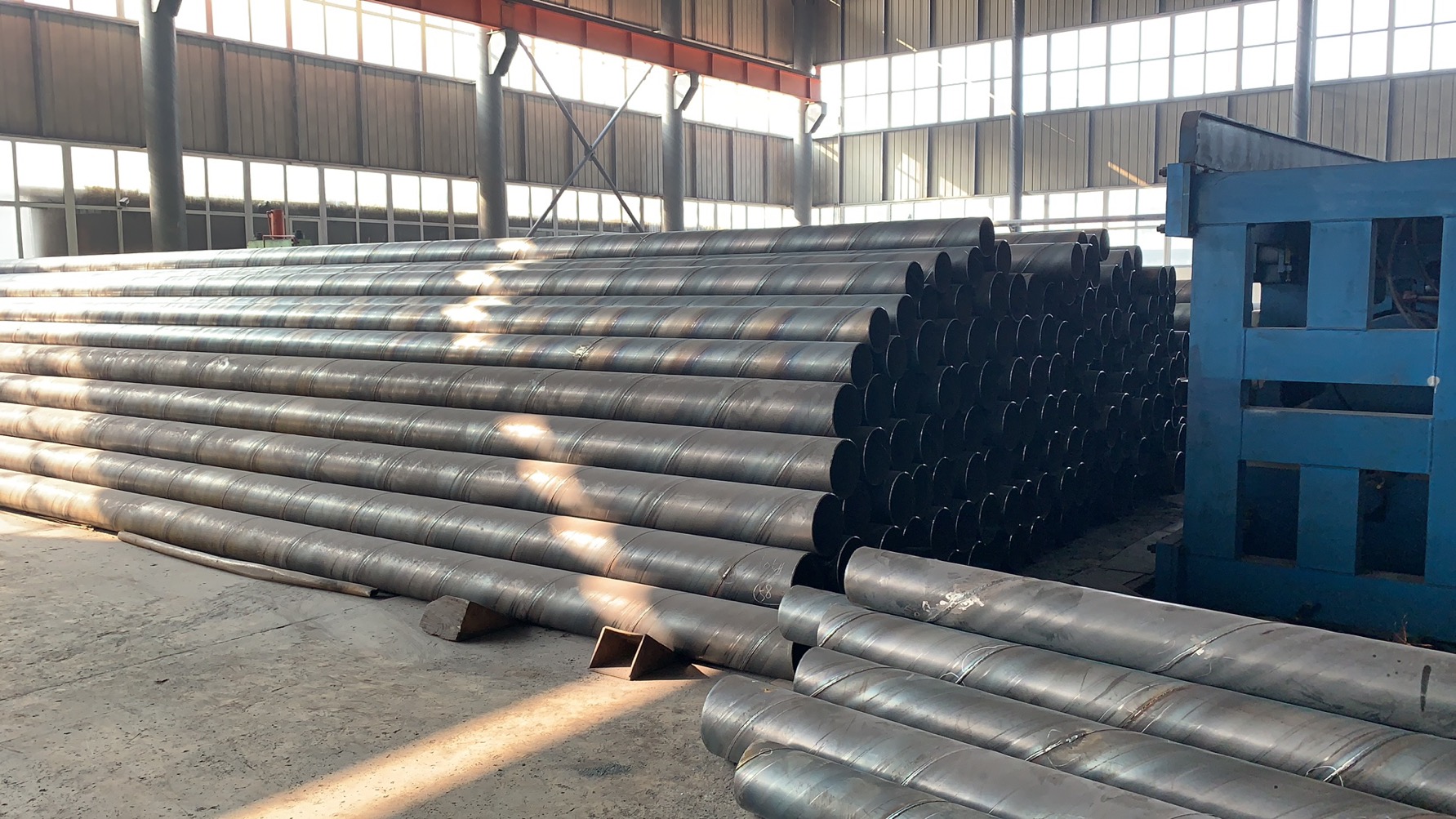 大口径螺旋钢管生产厂家 如何区分螺旋钢管与直缝钢管