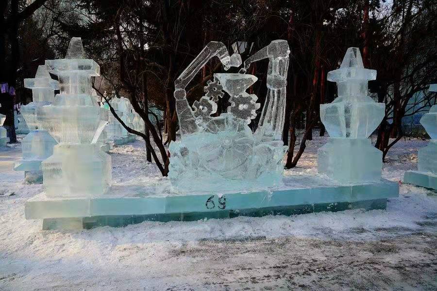 大型户外冰雕制作就选沈阳君临冰雪雕塑