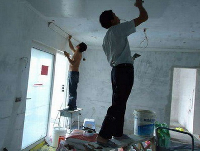 青岛墙面粉刷刮腻子直供 青岛一家亲房屋修缮工程有限公司 那家比较正规