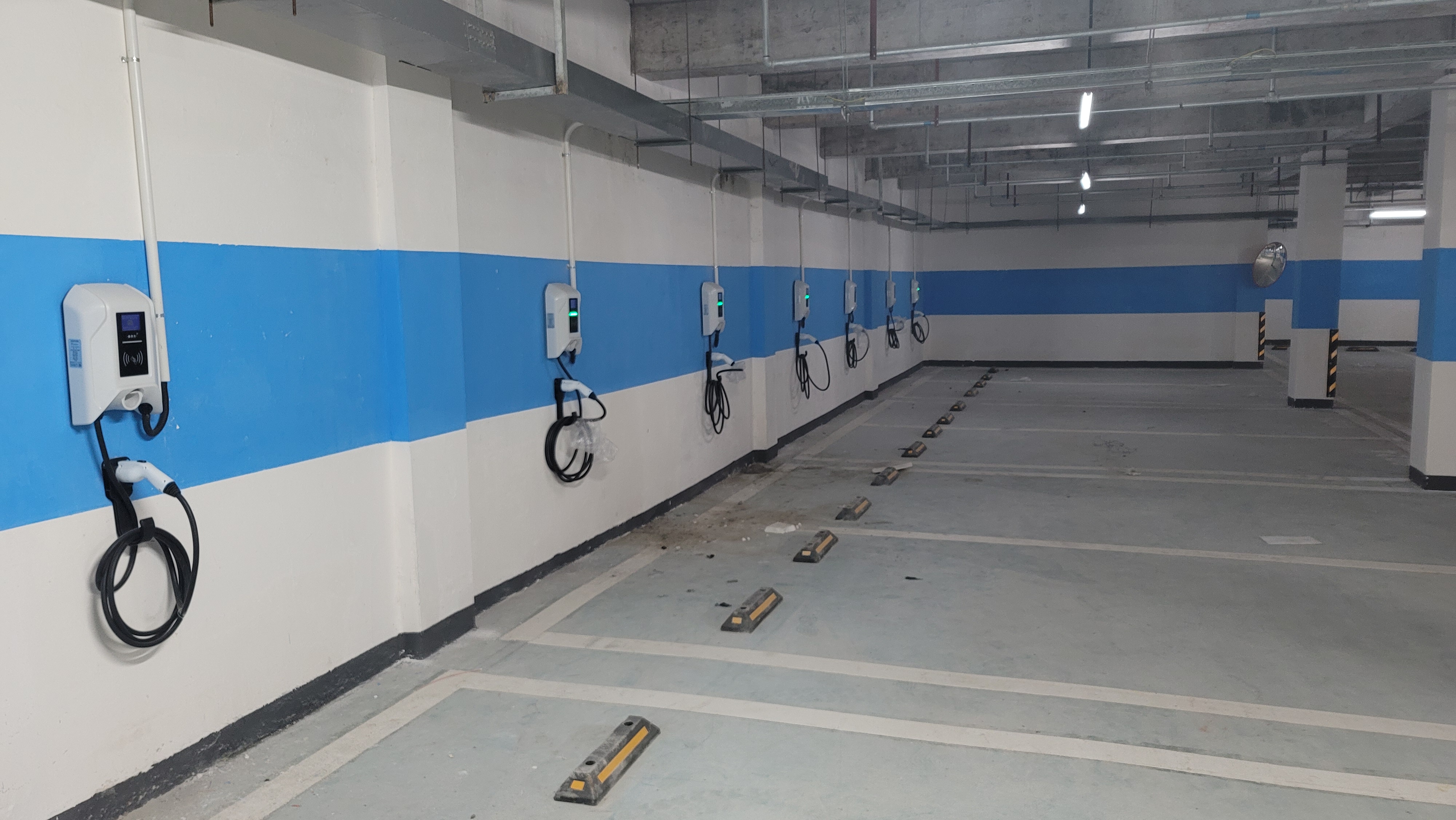 重庆又一小区落实了新能源汽车充电桩安装，回家充电更方便