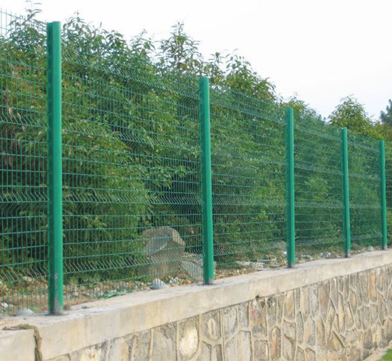 双边丝护栏网边框铁丝围网三角折弯护栏网生产安装