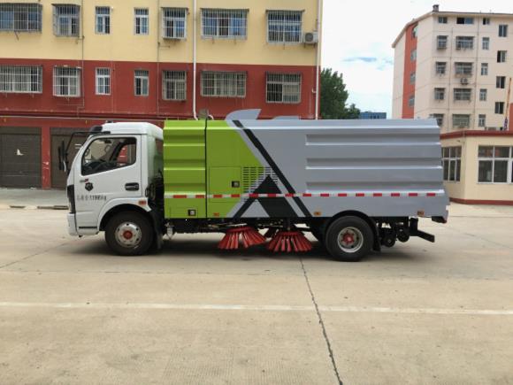 东风福瑞卡勾（钩）臂式垃圾车受到贵州贵阳市某公司喜爱