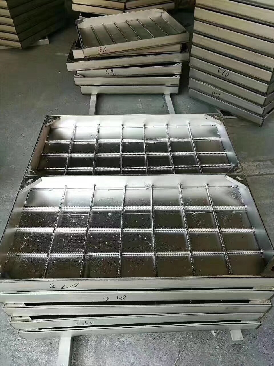 排水集水沟盖板热镀锌钢格板装饰井盖生产厂家